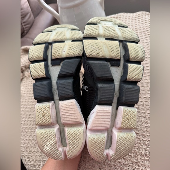 On Running Dual-Tone Athletic Shoes - Picture 7 of 10